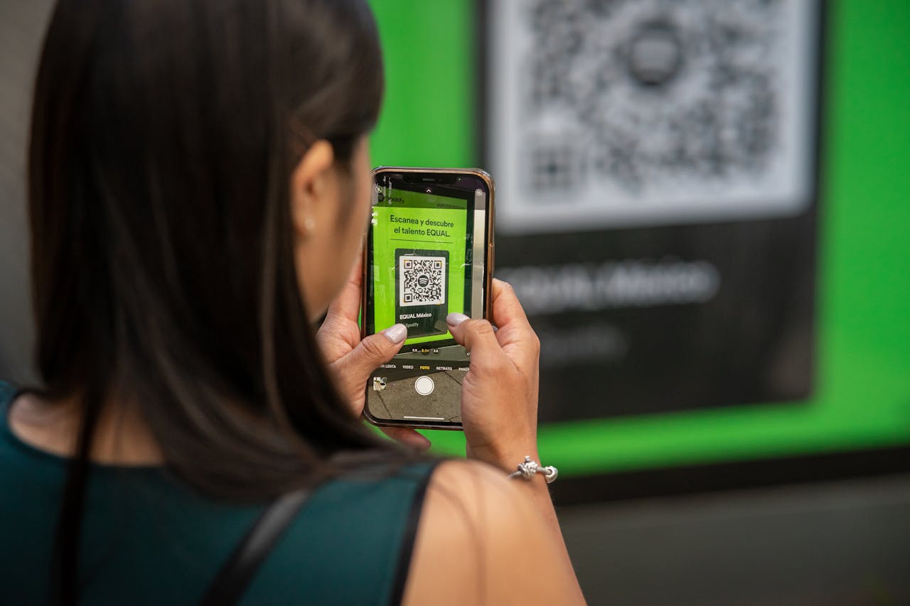 Bước hai: Quét mã QR qua Trung tâm điều khiển